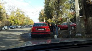 По улице Суюнбаева с колонки горводоканала постоянно моют машины, - читатель <b>(фото)</b>