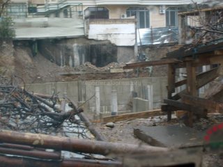 Из-за незаконного строительства фирмы «Бабек ЛТД» на Эркиндик-Боконбаева рушится фундамент соседнего дома «Триумф», - жители <b>(фото)</b>