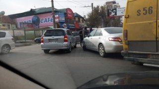В Бишкеке произошло ДТП по вине водителя автомобиля без номера <b>(фото)</b>