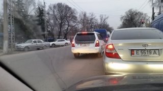 С утра по Льва Толстого многие водители включают аварийку и едут по встречной, - читатель <b>(фото)</b>