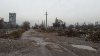 По улице Малдыбаева в 10 мкрн образовалась стихийная свалка строительного мусора, - читатель <b>(фото)</b>