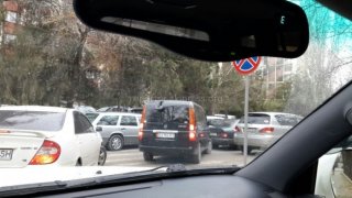Из-за парковки на проезжей части по Тыныстанова с двух сторон постоянно образуются пробки напротив медцентра КГМА, - читатель <b>(фото)</b>