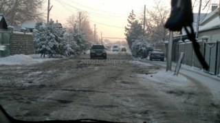 Как проезжать по улице Куренкеева с такими ямами и в такую погоду? - автолюбитель <b>(фото)</b>