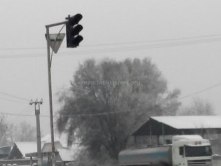 В Романовке уже неделю не работает светофор, в час пик трасса оживленная, страшно в гололед переходить дорогу, - читатель <b>(фото)</b>