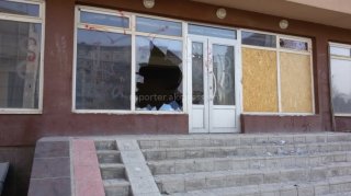 В новом доме в Тунгуче разбиты окна муниципального помещения, бомжи остаются там на ночлег, - житель <b>(фото)</b>