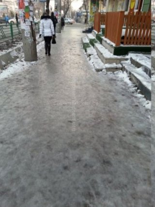 Центральные тротуары Бишкека превращаются в большой ледяной каток, - горожане <b>(фото)</b>