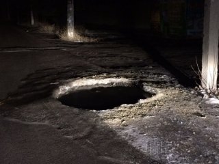 По улице Великолукская больше двух месяцев просачивается вода из под асфальта, образовалась крупная яма, - читатель <b>(фото)</b>