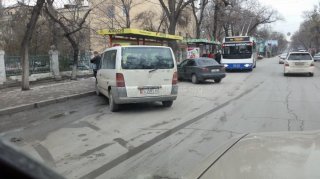 Постоянная парковка на полосе движения улицы Московской, предназначенной только для общественного транспорта, - читатель <b>(фото,видео)</b>