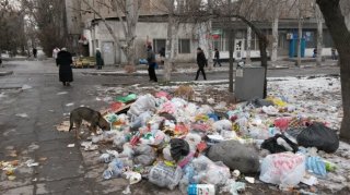 В мкрн «Кок-Жар» продавцы мини-базарчика выбрасывают мусор на тротуар, от чего образовывается стихийная свалка, - читатель <b>(фото)</b>