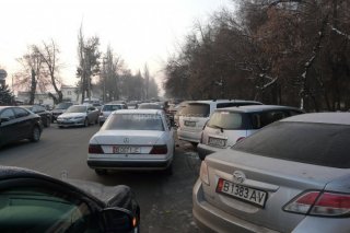 С утра по будням сотрудники Свердловского РУВД паркуют свои автомобили вторым рядом по ул.Суюмбаева, чем создают множество проблем, - читатель <b>(фото)</b>