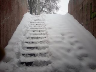 Нужно очистить ступеньки в подземном переходе на Мира-Льва Толстого, когда все замерзнет, станет невозможно спускаться, - горожанин <b>(фото)</b>