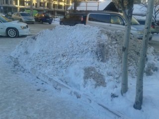 Сотрудники очистили заправку «Газпром нефть» на Исанова от снега, но весь снег высыпали неподалеку от пешеходного тротуара, - читатель <b>(фото)</b>