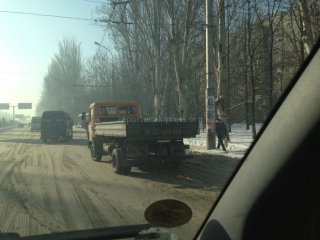 Улицу Алма-Атинская только сегодня начали расчищать от снега, и припаркованные на проезжей части автомобили мешают работам, - горожанин <b>(фото)</b>