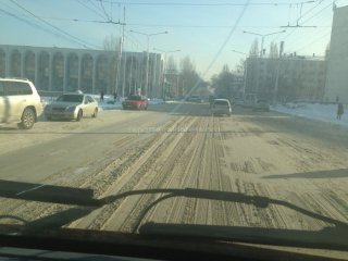 Центральные улицы Бишкека совершенно не очищали от снега, а ведь скоро все эти сугробы будут таять или леденеть - читатели <b>(фоторепортаж)</b>