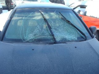 Машина нарушителя, поврежденная со всех сторон (лобовое стекло разбито после столкновения с пешеходом)