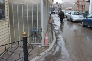 Опасно проходить с детьми в садик №47 между консульством РФ и «Бишкек Парком», вообще нет тротуаров, - родитель <b>(фоторепортаж)</b>