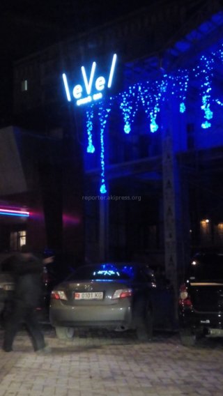 Депутатские машины возле ночного клуба и у Ошского базара в нерабочее время <b>(фото)</b>