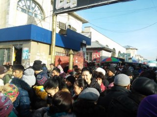 Толпы людей на Ошском рынке перед Новым годом, - читатель <b>(фото)</b>