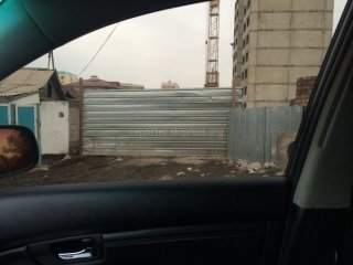 Застройщики в микрорайоне «Восток-5» незаконно перекрыли часть улицы Литовской, - жители <b>(фото)</b>