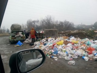 Жители города жалуются на мусор по улицам Профсоюзная и Ден Сяопина <b>(фото)</b>