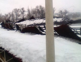 В городе Кара-Куль Жалал-Абадской области обрушилась крыша стадиона, - читательница <b>(фото)</b>