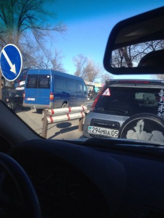 В пробке на границе с Казахстаном на посту «Ак-Жол» пограничники пропускают машины по встречной полосе, - читатель <b>(фото)</b>