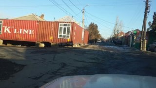 В Бишкеке на красной линии под электрическим столбом на Белорусская-Суванбердиева установлены контейнеры, сообщает читатель и интересуется их законностью <b>(фото)</b>