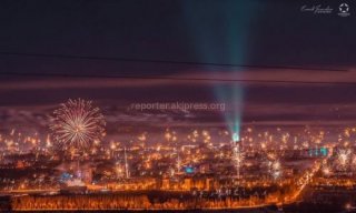 Фейерверки над Бишкеком в новогоднюю ночь <b>(фото,видео)</b>