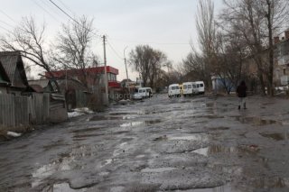 Просим мэрию города и председателя Горкенеша обратить внимание на аварийное состояние улицы Осмонкула, - жители и водители маршруток <b>(фоторепортеж)</b>
