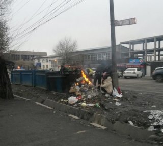 От безвыходности бомжи разжигали мусор и грелись на Чуй-Суюмбаева, - читатель <b>(фото)</b>