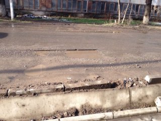 Сотрудники «Бишкектеплосеть» несколько раз перекапывали асфальт по ул.Исанова, оставив после работ огромные ямы и разрушенные бордюры, - горожанин <b>(фото, видео)</b>