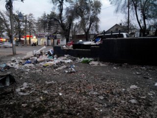 По ул.Айни большие проблемы с остановкой, дорожным полотном, вывозом мусора и уличным освещением, - житель <b>(фото)</b>