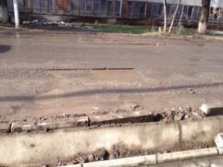 Автотранспортное предприятие Управления делами ЖК проводило работы по ул.Исанова, где осталось поврежденное дорожное полотно, - «Бишкектеплосеть» <b>(фото)</b>