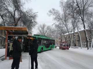 Троллейбус врезался в остановку по улице Московская <b>(фото)</b>