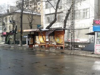Когда восстановят остановку по Московской, которую повредил троллейбус? Части крыши и электрический кабель опасно свисают, - горожанин <b>(фото)</b>