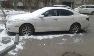 Во дворе дома на Чокморова-Калыка Акиева несколько месяцев стоит «Тойота Виндом», просим службы проверить, - житель <b>(фото)</b>
