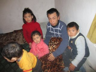 Отец семьи с 4 маленькими детьми болен, мать собирает коробки на «Дордое», один из детей даже не смог пойти в школу из-за нищеты, - читательница <b>(фото)</b>