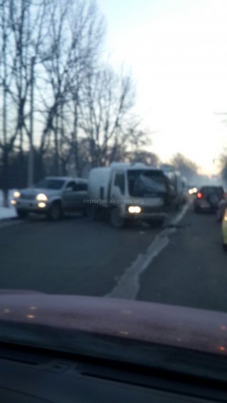 В Бишкеке произошла авария с участием небольшого грузовика <b>(фото,видео)</b>