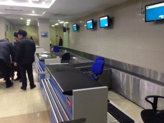 В аэропорту мы пришли для регистрации и ждали сотрудников, которых не было на месте, - читатель <b>(фото)</b>