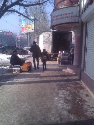 Каждый день возле магазина «Миг» на Чуй-Суюмбаева машины разгружаются на пешеходной аллее, которые создают неудобства пешеходам, - читатель <b>(фото)</b>