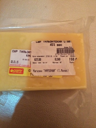 В «Народном» производитель сыра указал одну дату упаковки, а на наклейке магазина совсем другая дата, - читатель <b>(фото)</b>
