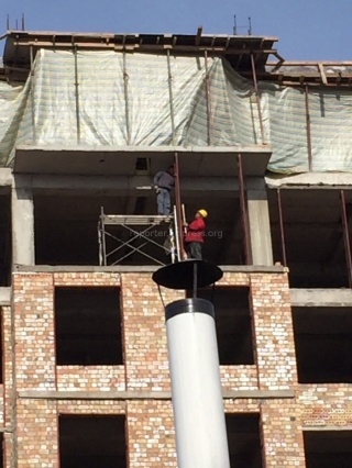 На одной из столичных строек строители работают без страховки, а некоторые и без касок, - читатель <b>(фото)</b>