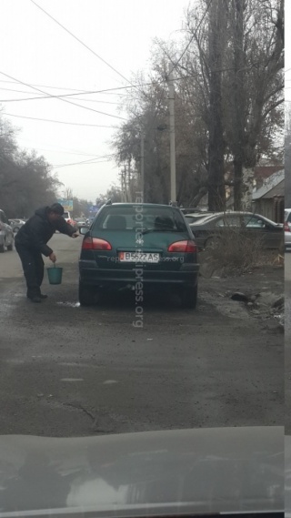 На улице Суюмбаева автолюбители моют машины из колонки, -читатель <b> (фото) </b>