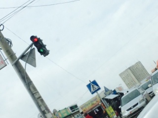 На пересечении улиц Донецкая и Карла Маркса не работают светофоры, одновременно горят красный и зеленый сигналы <b> (фото) </b>