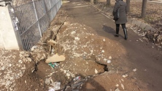 На пересечении улиц Турусбекова и Сыдыкова яму , которую выкопали работники «Северэлектро» в прошлом году, не засыпали до сих пор, - читатель <b> (фото) </b>