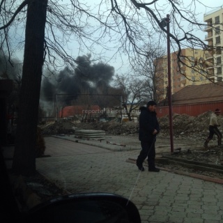 На Турусбекова – Жибек Жолу вместе с домом горит кафе «Бишкек» <b><i> (фото) </i></b>