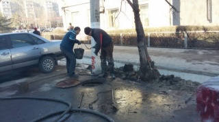 В прошлом году во время ремонта улицы Токтогула гравием и щебнем забили канализационные люки, - читатель <b><i> (фото, видео) </i></b>