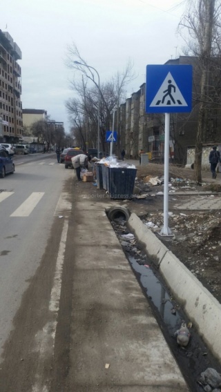 На пересечении улиц Боконбаева и Шевченко мусорные контейнеры стоят на пешеходном переходе, - читатель <b><i> (фото) </i></b>