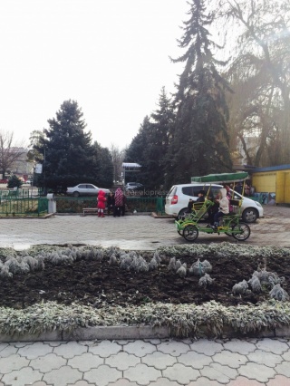 В столичном сквере напротив памятника Курманжан Датки водители автомашин спокойно разъезжают и паркуются,- читатель <b><i> (фото, видео) </i></b>