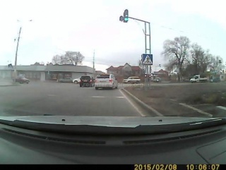 На пересечении Южной магистрали и улицы Алма-Атинской светофор с дополнительной секцией установлен некорректно,- читатель <b><i> (фото) </i></b>